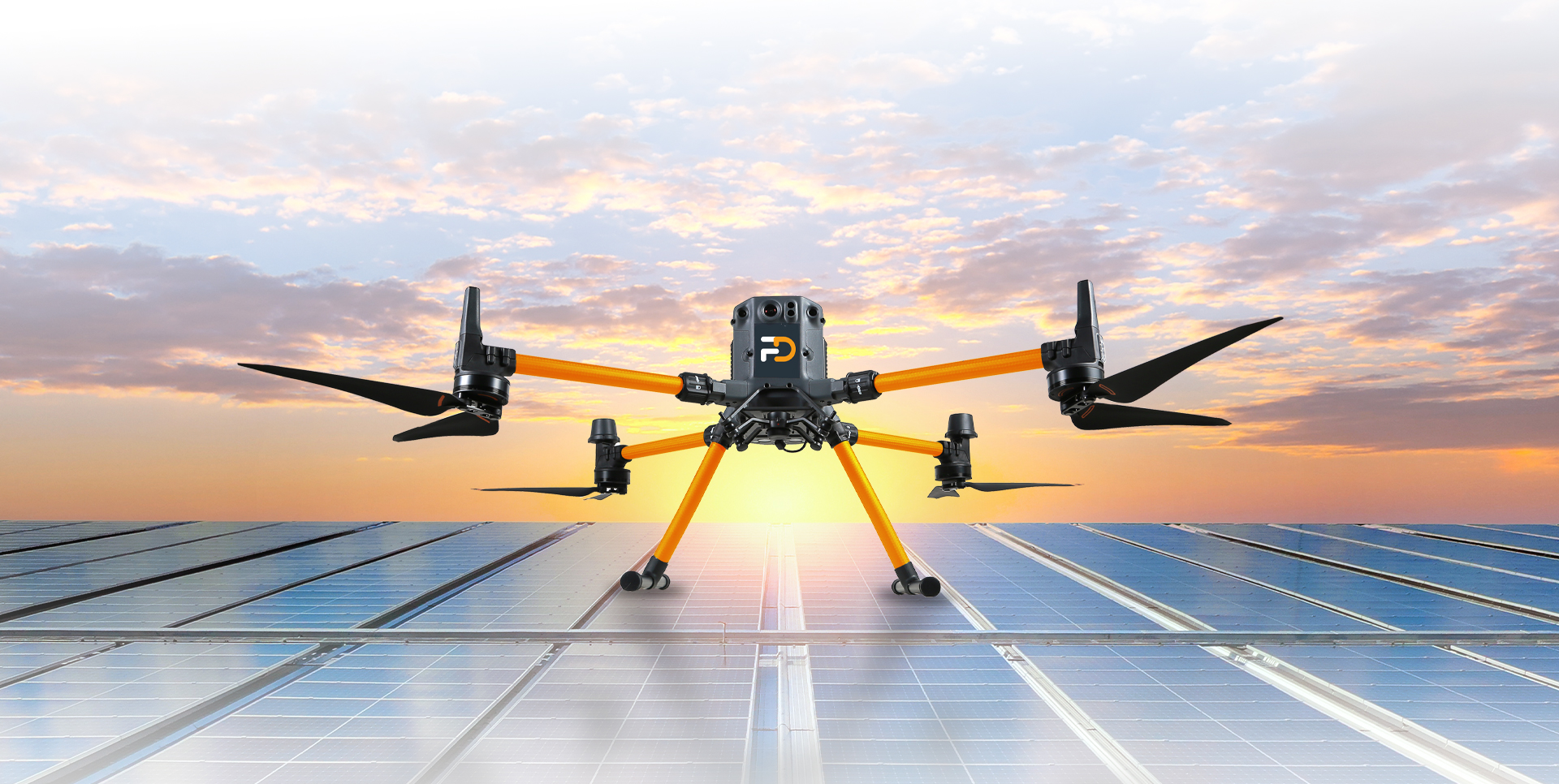 First Drone Reinigungsdrohne über einer Photovoltaikanlage bei Sonnenuntergang