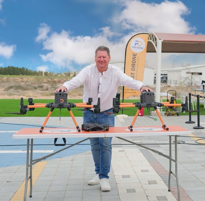 Arno Kraftl von First Drone mit zwei Reinigungsdrohnen