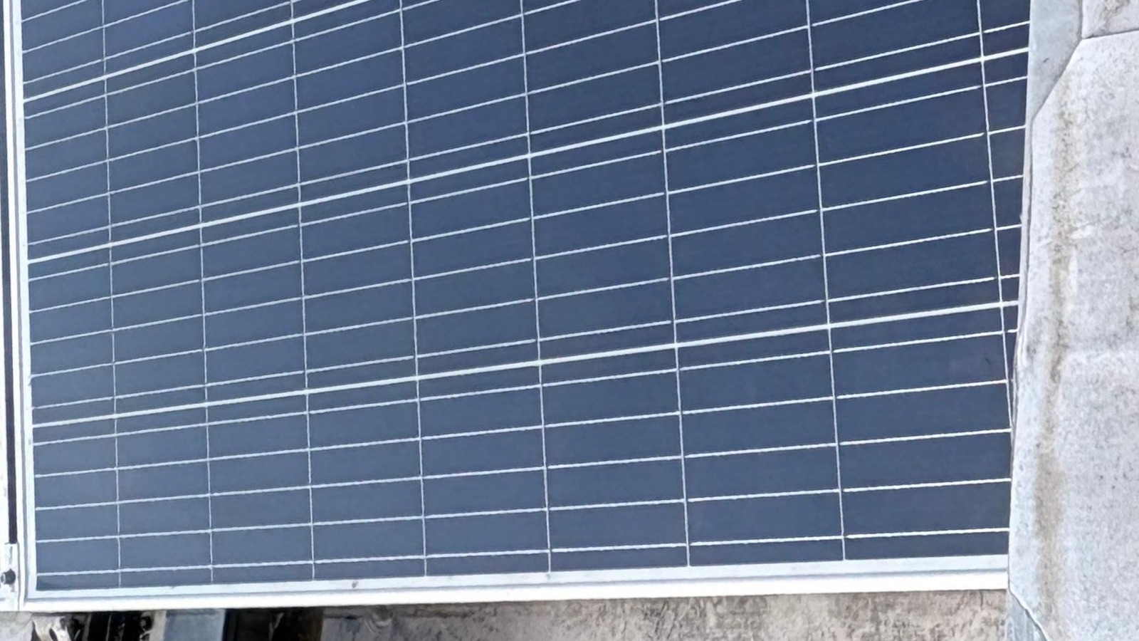 Dasselbe Photovoltaik-Modul nach der Drohnenreinigung – sauber und streifenfrei